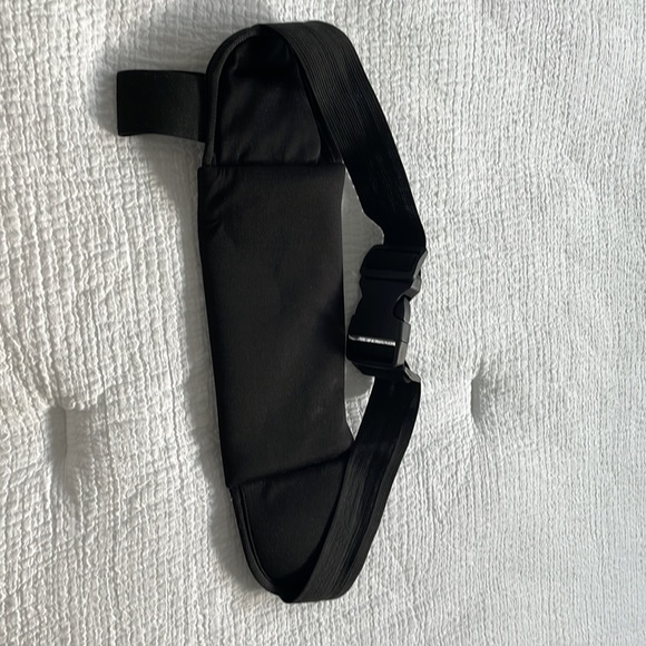 Exercise waist belt with zipper storage - Picture 2 of 2